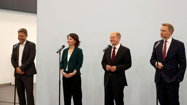 Канцлером Германии станет министр финансов Олаф Шольц (третий слева), а МИД возглавит 