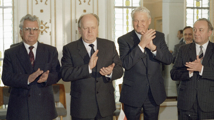 Кравчук, Шушкевич и Ельцин объявили в Беловежской пуще о прекращении существования СССР