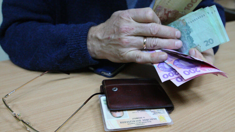  Реальный прожиточный минимум для пенсионеров уже сейчас - 3800 гривен. Но повысить его до такого уровня официально власти не решаются