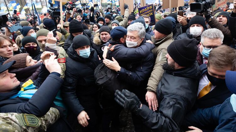 Экс-президент Петр Порошенко хочет снова собрать своих сторонников в день продолжения суда над собой, фото: facebook.com/petroporoshenko