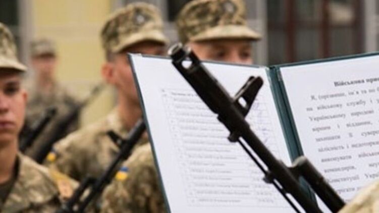 Украинскую армию собираются полностью перевести на контракт