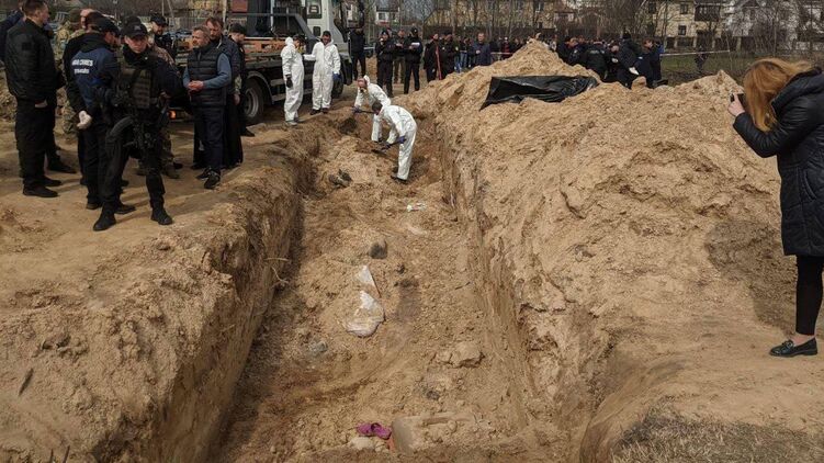 Братская могила в Буче, где нашли тела шести десятков людей