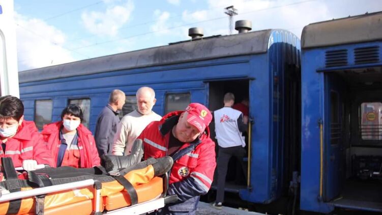 Во Львов доставили еще одну группу раненых мирных жителей. Фото Укрзализныця