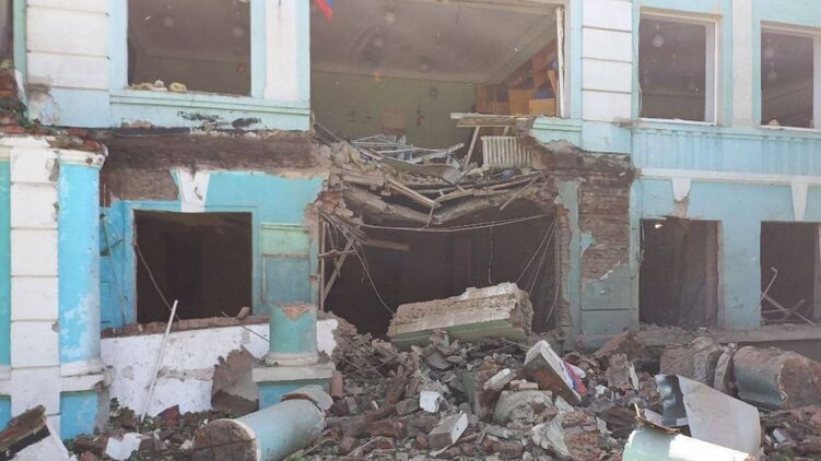 Разрушенная обстрелом 22-я школа Донецка