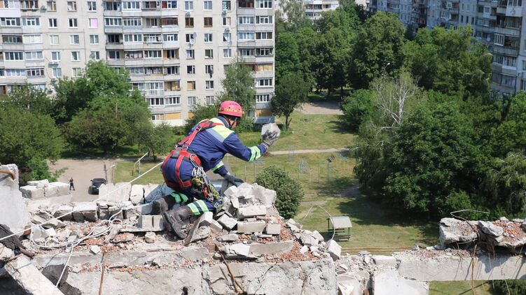 Спасатели разбирают завалы в Харькове. Фото ГСЧС