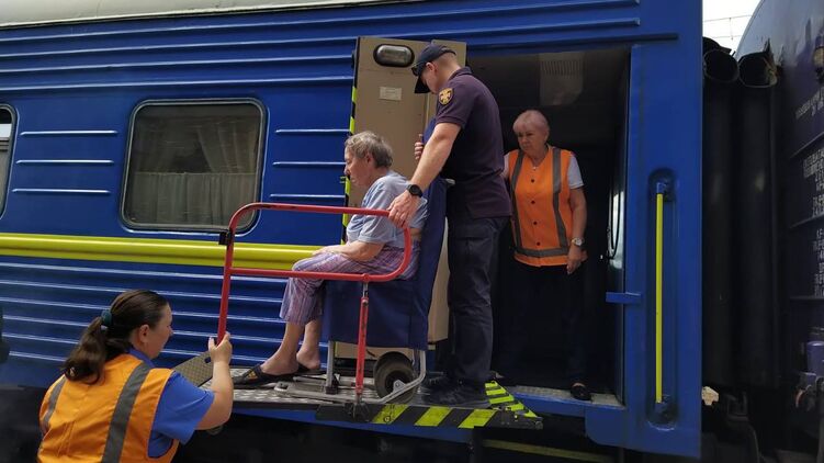 Из Покровска в Донецкой области продолжают эвакуировать людей. Фото ГСЧС