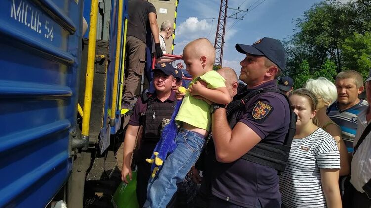 Из Донецкой области продолжают эвакуировать жителей. Фото ГСЧС