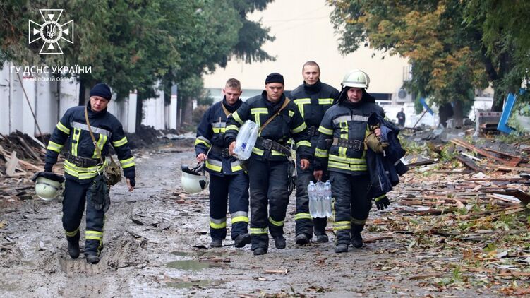 Спасатели на месте удара дронами-камикадзе в Белой Церкви. Фото ГСЧС в Киевской области
