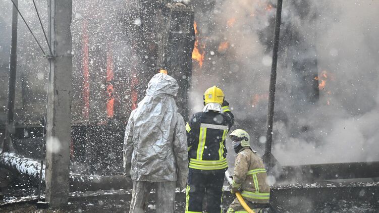 Спасатели ликвидируют последствия обстрела РФ в Ровенской области. Фото: ГосЧС