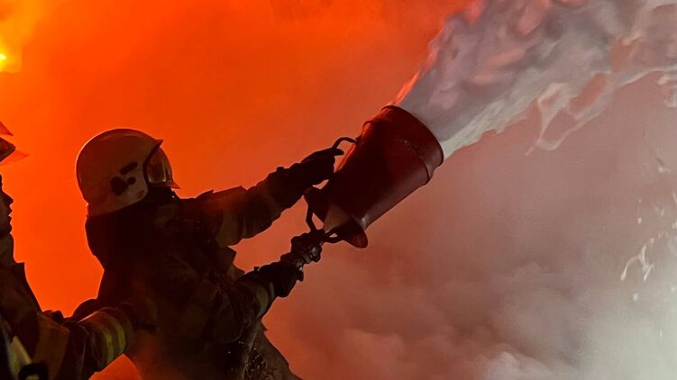 Спасатели ликвидируют пожар после обстрелов РФ 15 ноября. Фото: ГосЧС