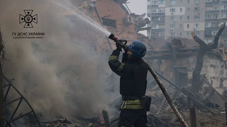 Спасатели ликвидируют последствия ракетных ударов РФ в Днепре. Фото ГосЧС