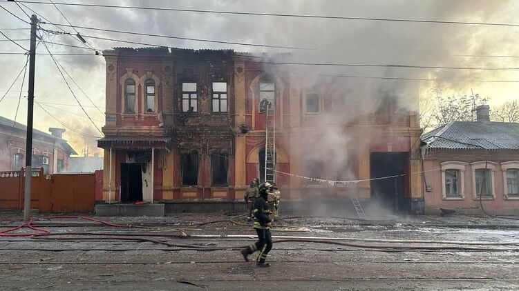 Последствия удара по центру Донецка. Разрушили бюро ритуальных услуг