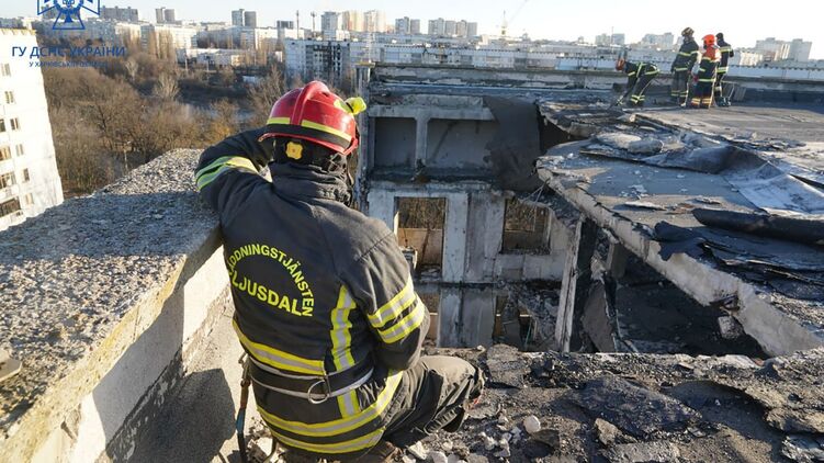 У Харкові продовжують відновлювати будинки після обстрілу РФ. Фото ДСНС