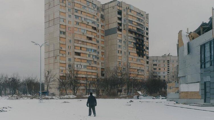 Человек на фоне сгоревших многоэтажек. Иллюстративное фото: t.me/V_Zelenskiy_official