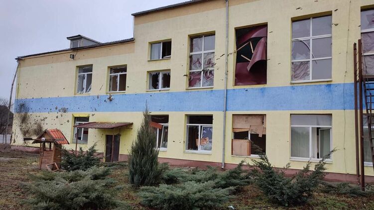 Обстрелянная школа под Константиновкой в Донецкой области