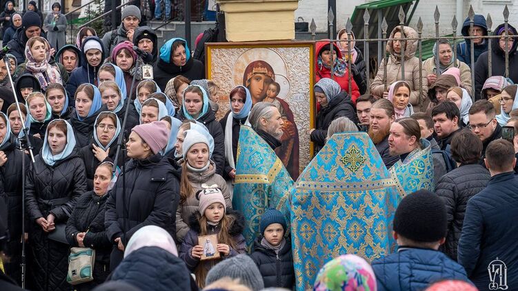 Верующие встали на пути комиссии по передаче Киево-Печерской лавры, фото: Телеграм-канал УПЦ
