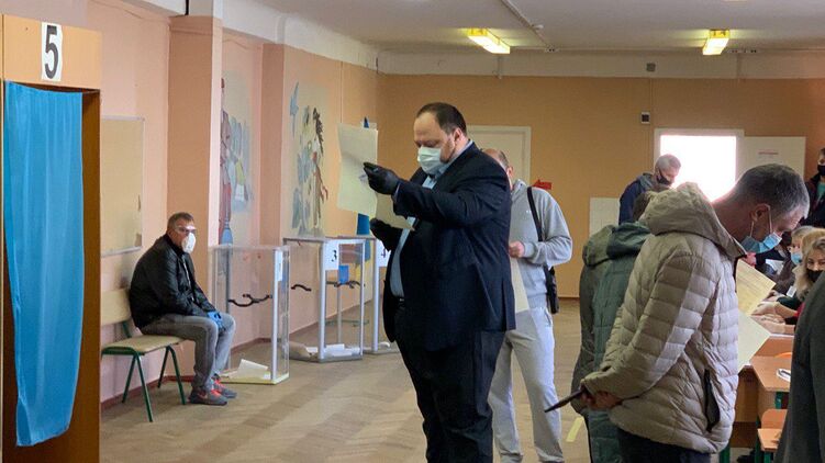 На следующих выборах голосование может не ограничиться привычными бумажными бюллетенями, фото: Изым Каумбаев, 