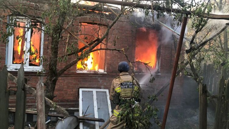 Рятувальники ліквідують пожежу після обстрілу РФ у Донецькій області. Фото ДСНС