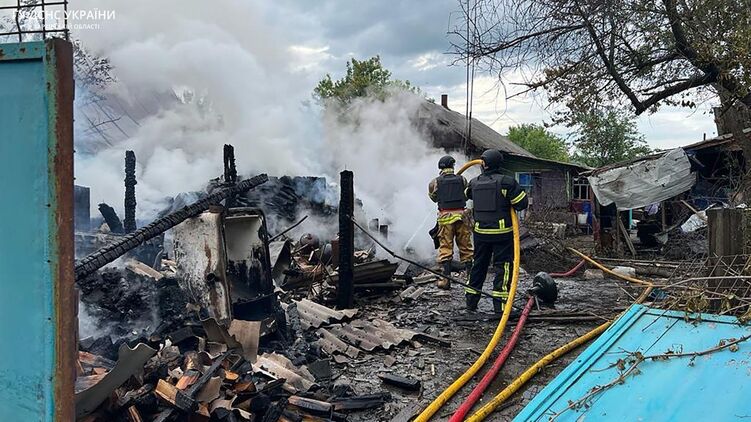 Рятувальники гасять пожежу на Харківщині після удару. Фото ДСНС