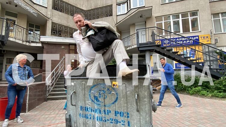 Тараса Черновола бросили в мусорный бак. Фото: Страна