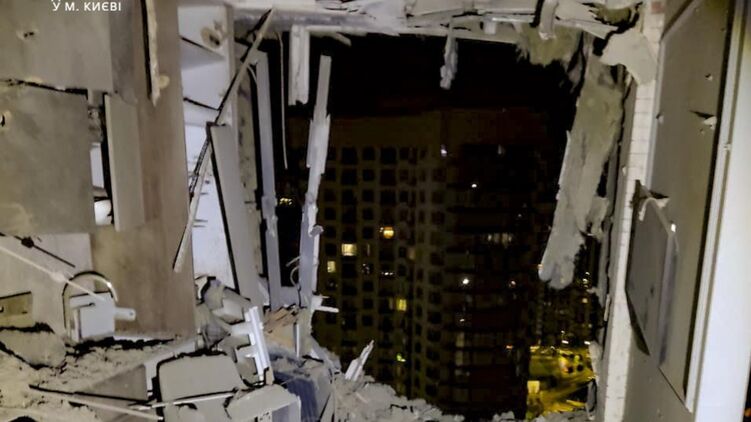Наслідки нічної атаки у Києві. Фото ДСНС