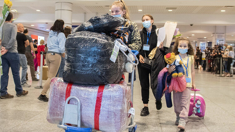 Украинцы могу въехать по разрешению на экстренные поездки до конца марта. Фото: Canadian Press/Graham Hughes.