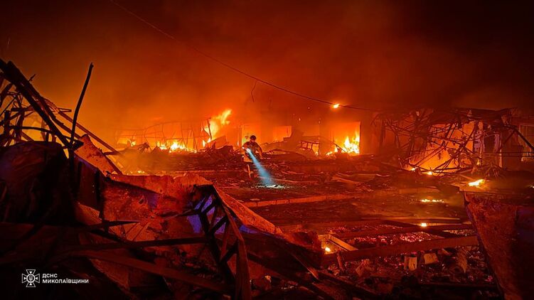 Пожежа після ракетного удару по Миколаєву. Фото ДСНС