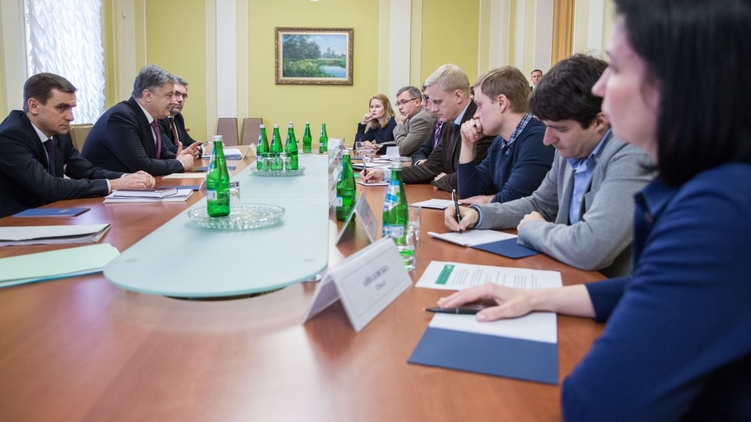 Президент Украины Петр Порошенко объясняет гражданским активистам и получателям грантов, как они будут жить дальше, фото: president.gov.ua