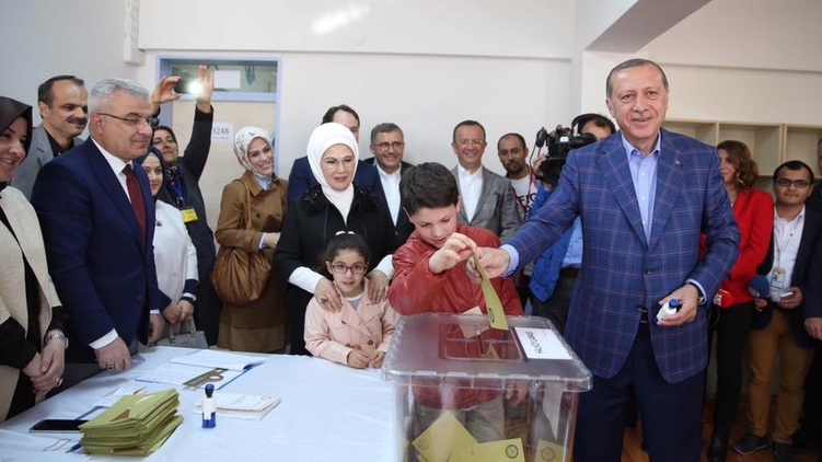 Президент Турции Реджеп Эрдоган (крайний справа) сумел протащить выгодный для себя результат референдума, фото: официальная страница президента Турции в Facebook, facebook.com/RecepTayyipErdogan