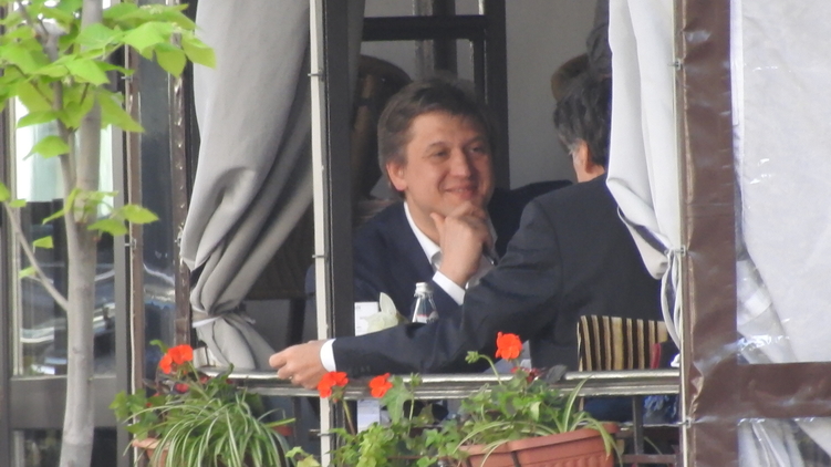 Министр финансов Алесандр Данилюк проводит встречи в кофейне, фото: Изым Каумбаев, 