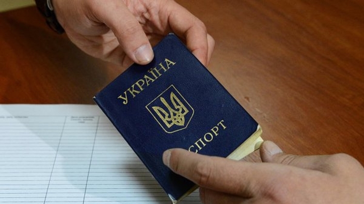 Посредники просят за помощь в оформлении и отказе от украинского гражданства 3-10 тысяч долларов, фото: RIA News