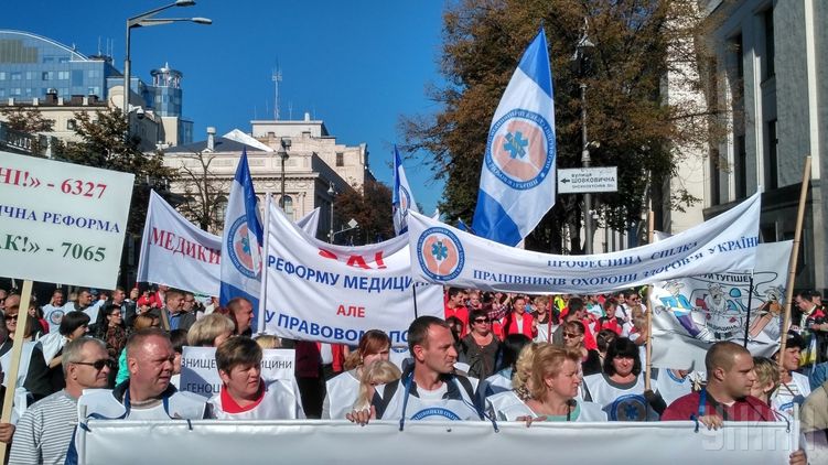 Против реформы в сфере здравоохранения к Верховной Раде вышли тысячи медиков. Фото: unian.net