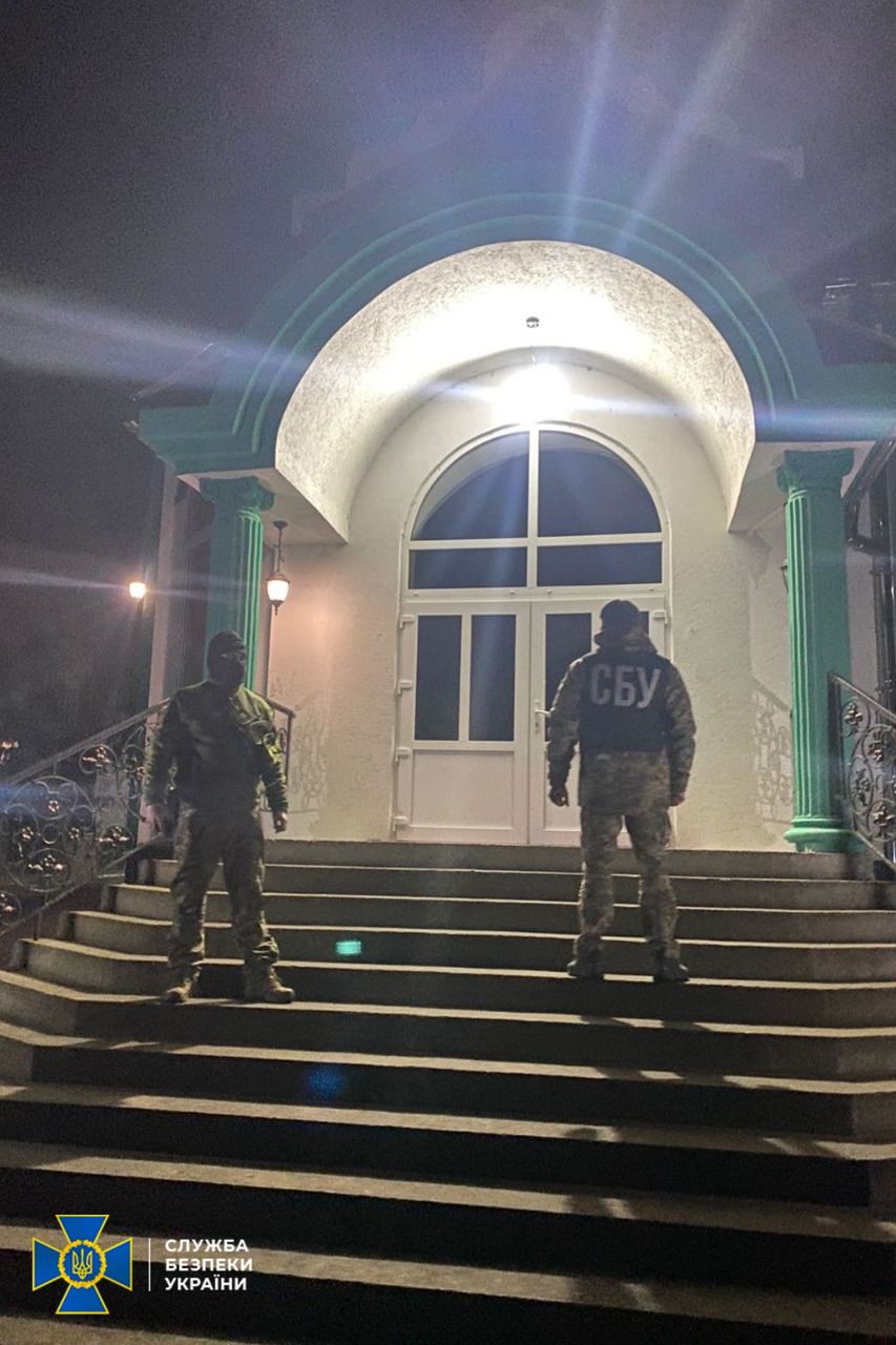 СБУ проводит обыски в храмах УПЦ в трех областях