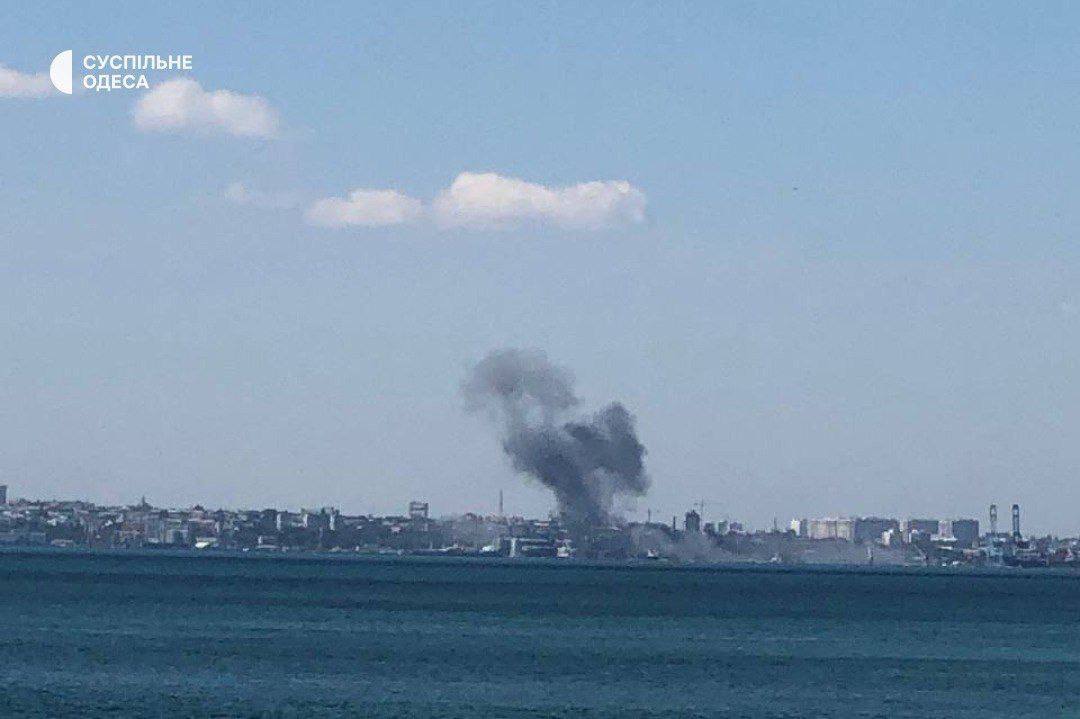 фото пожара в Одесском порту после обстрела