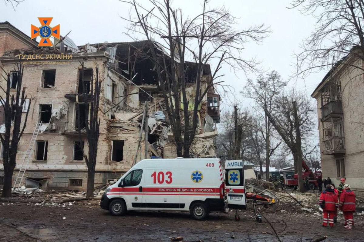 ГСЧС Украины публикует фото прилета по жилому дому в Кривом Роге