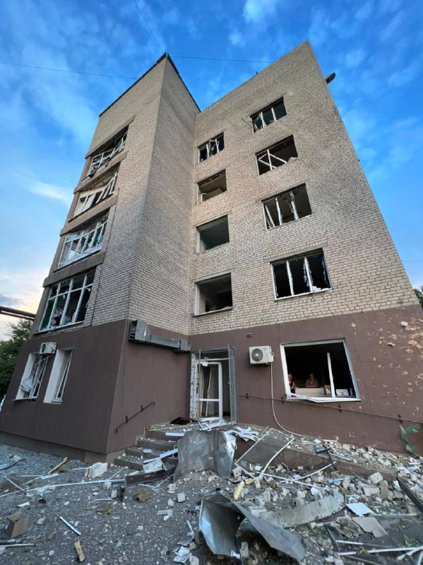 Мэр Николаева Александр Сенкевич опубликовал фото последствий утренних ударов по городу