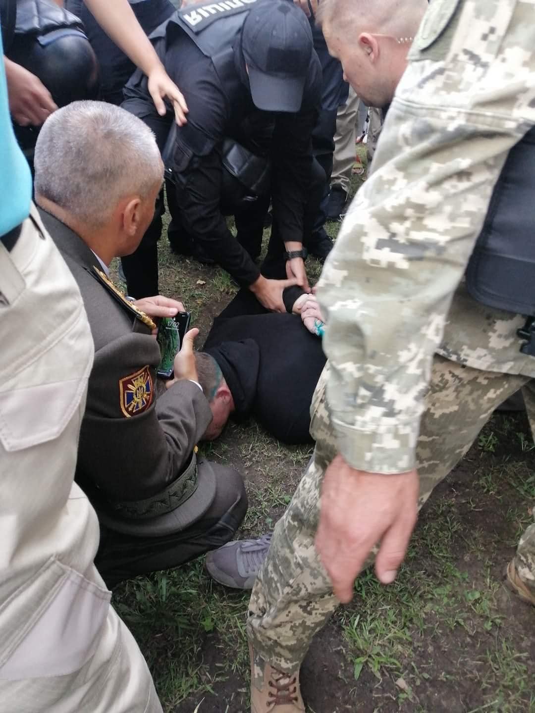 Полиция уложила на землю напавшего на Порошенко