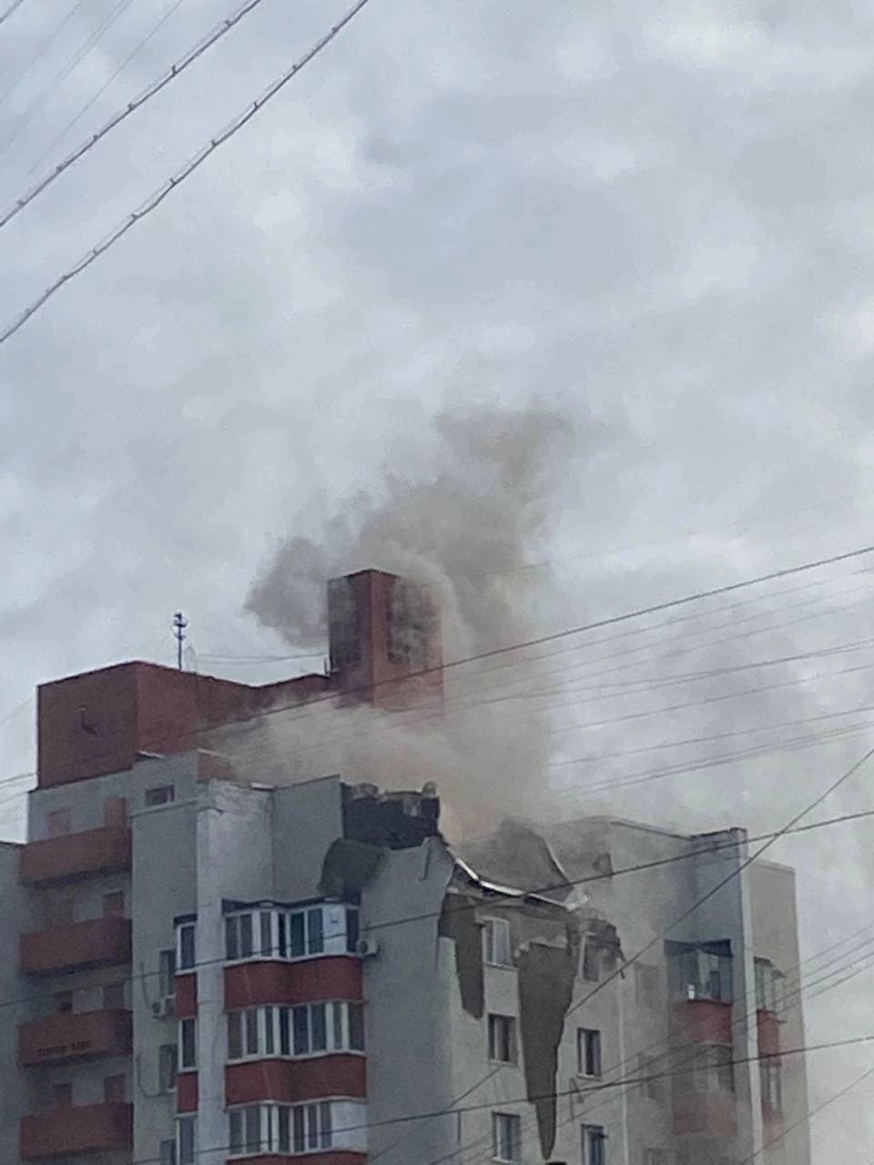 В результате падения обломков ракеты на жилой дом в Белгороде (РФ) повреждён технический этаж