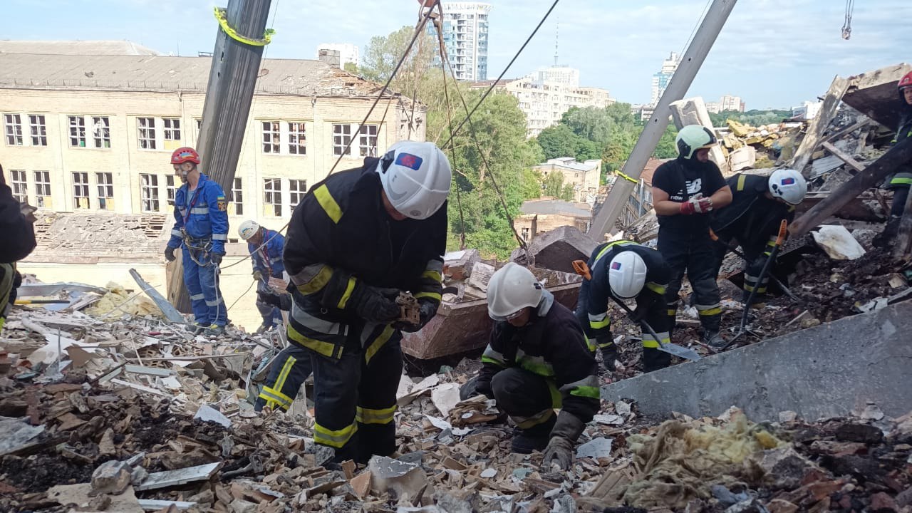 В Киеве в доме, куда 26 июня прилетела ракета, возобновили спасательные работы