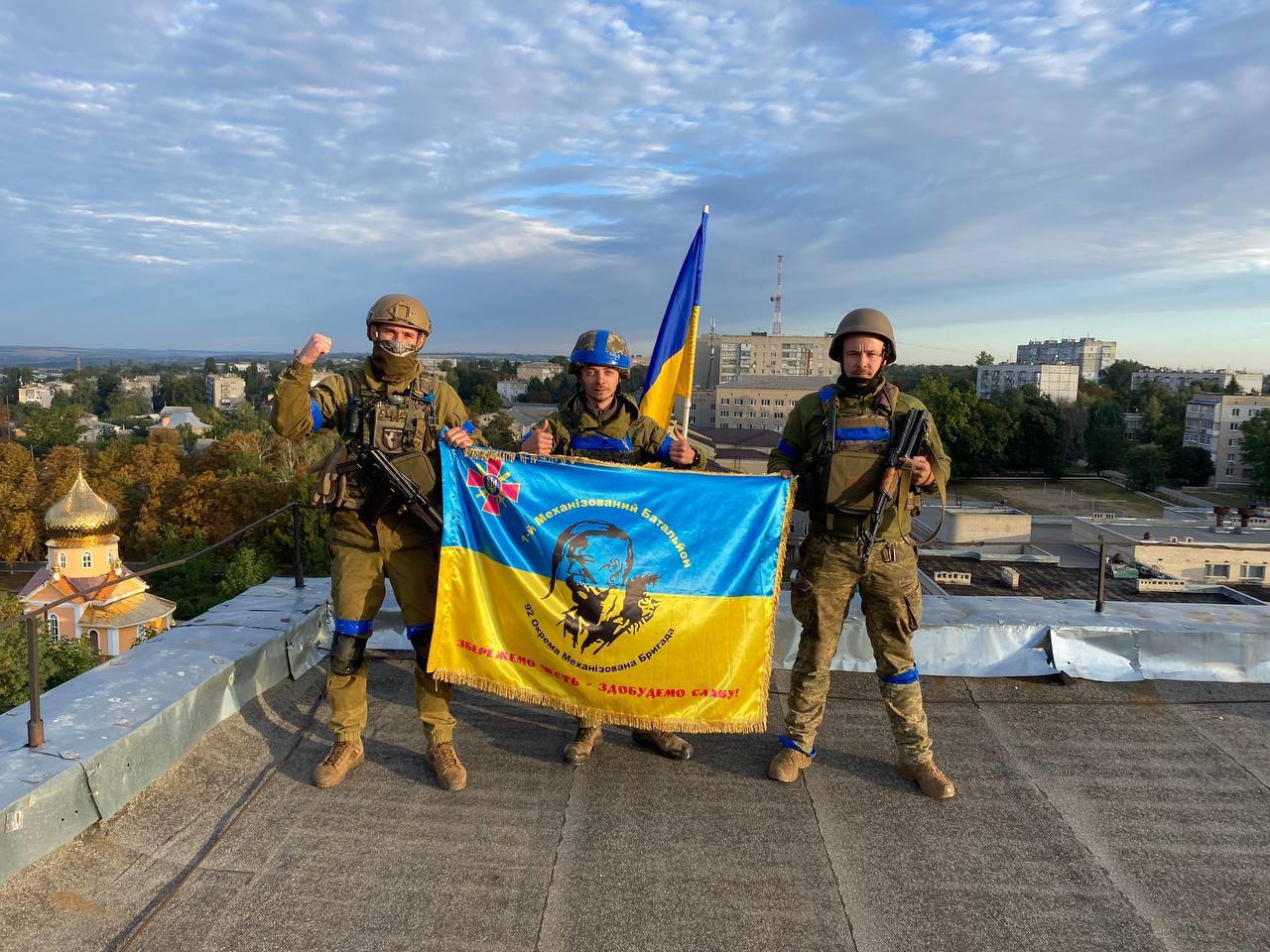 Украинский военный журналист опубликовал фото ВСУ около горсовета и на крыше одного из домов Купянска