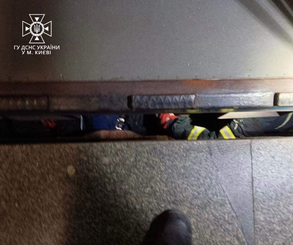 В киевском метро мужчина попал под поезд и погиб