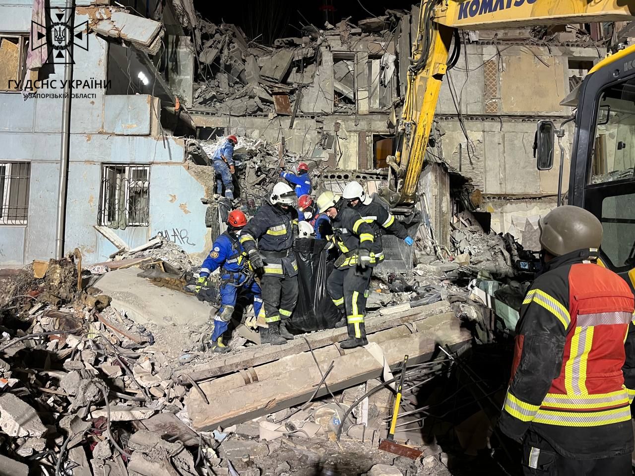 Рятувальники розбирають завали житлового будинку у Запоріжжі
