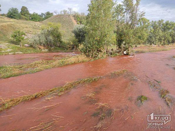 В реке Ингулец после подтопления покраснела вода