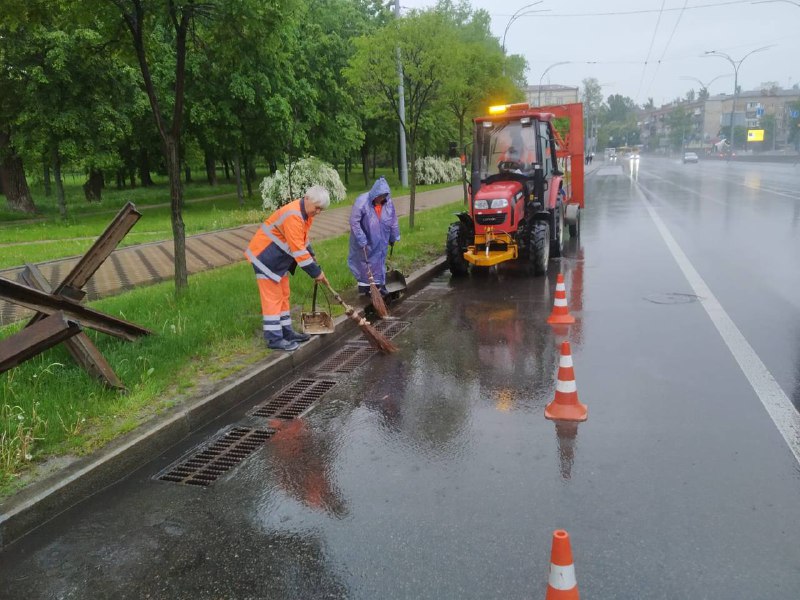 из-за дождя сотрудники Киевавтодора работают в усиленном режиме.