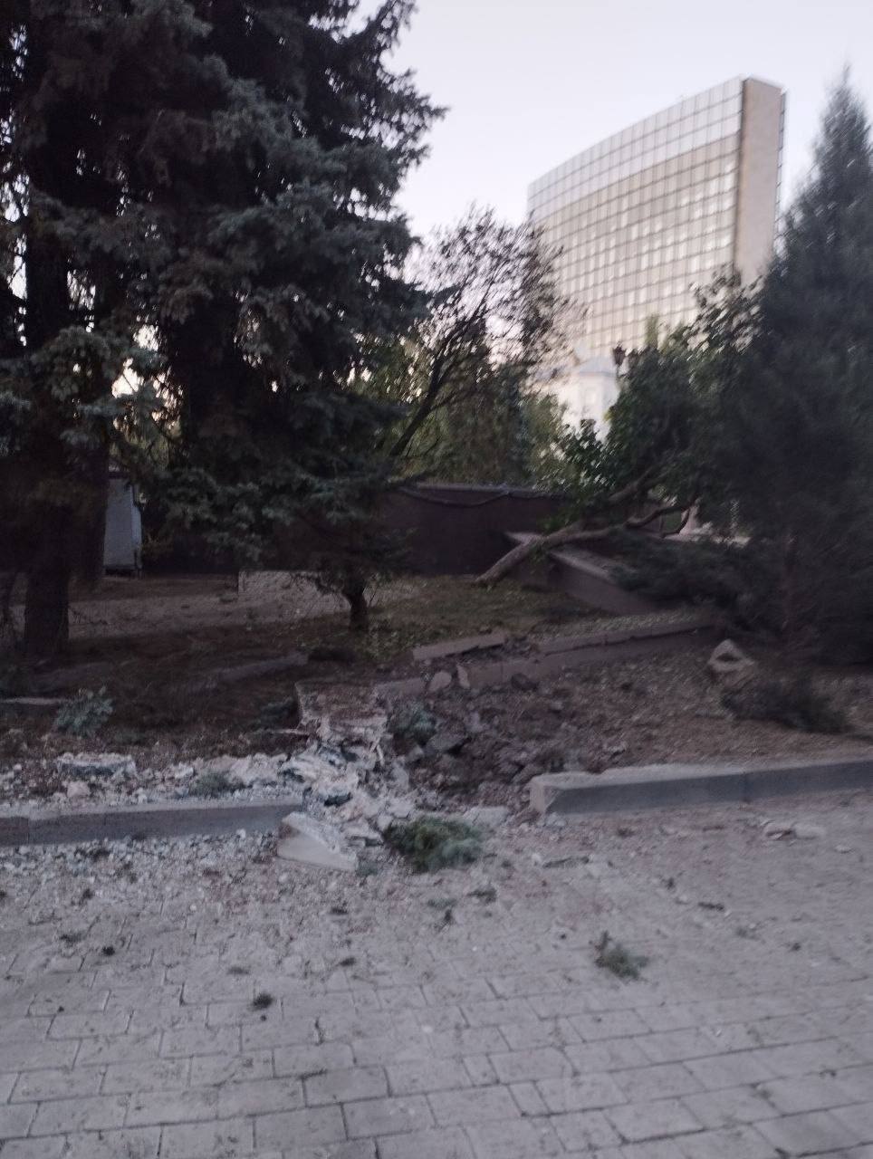 Яма от снаряда в Донецке
