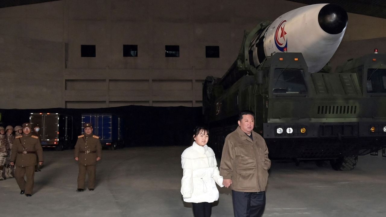 Ким Чен Ын впервые показал публике свою дочь