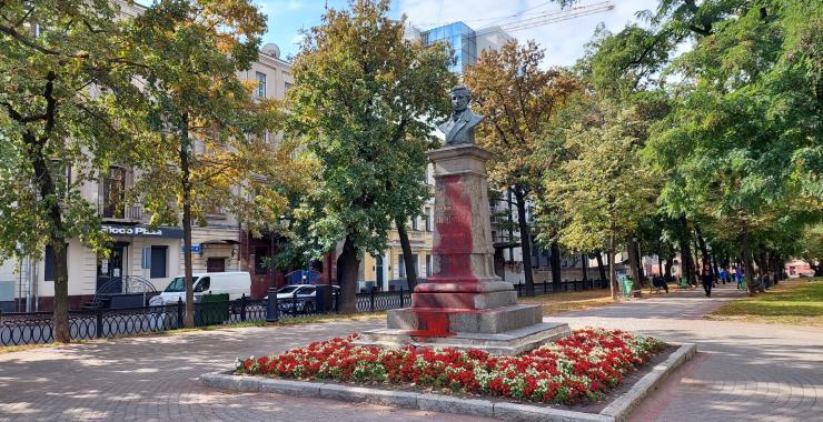Памятник Пушкину в краске