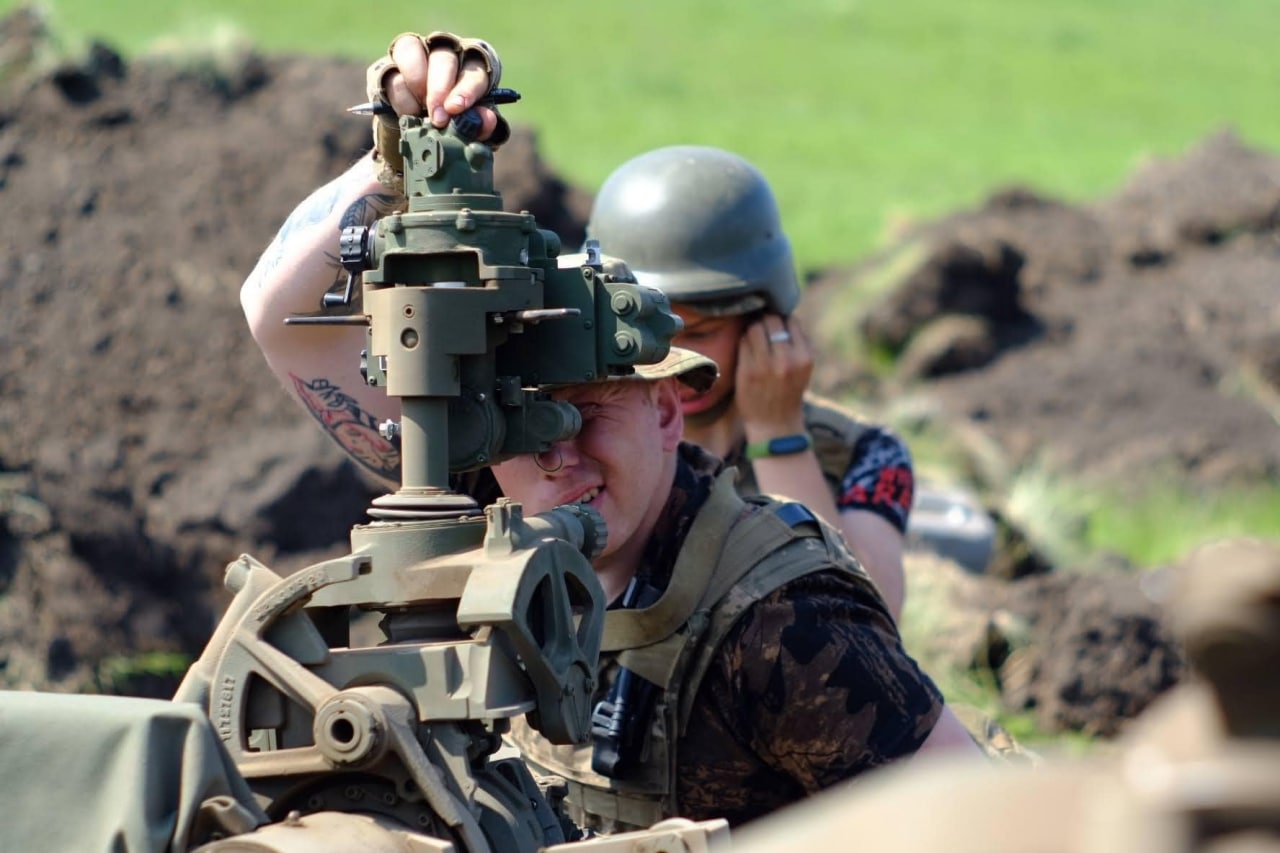 Украинские военные стреляют из гаубиц