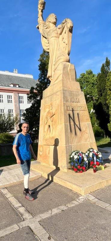 Памятник с символом Азова