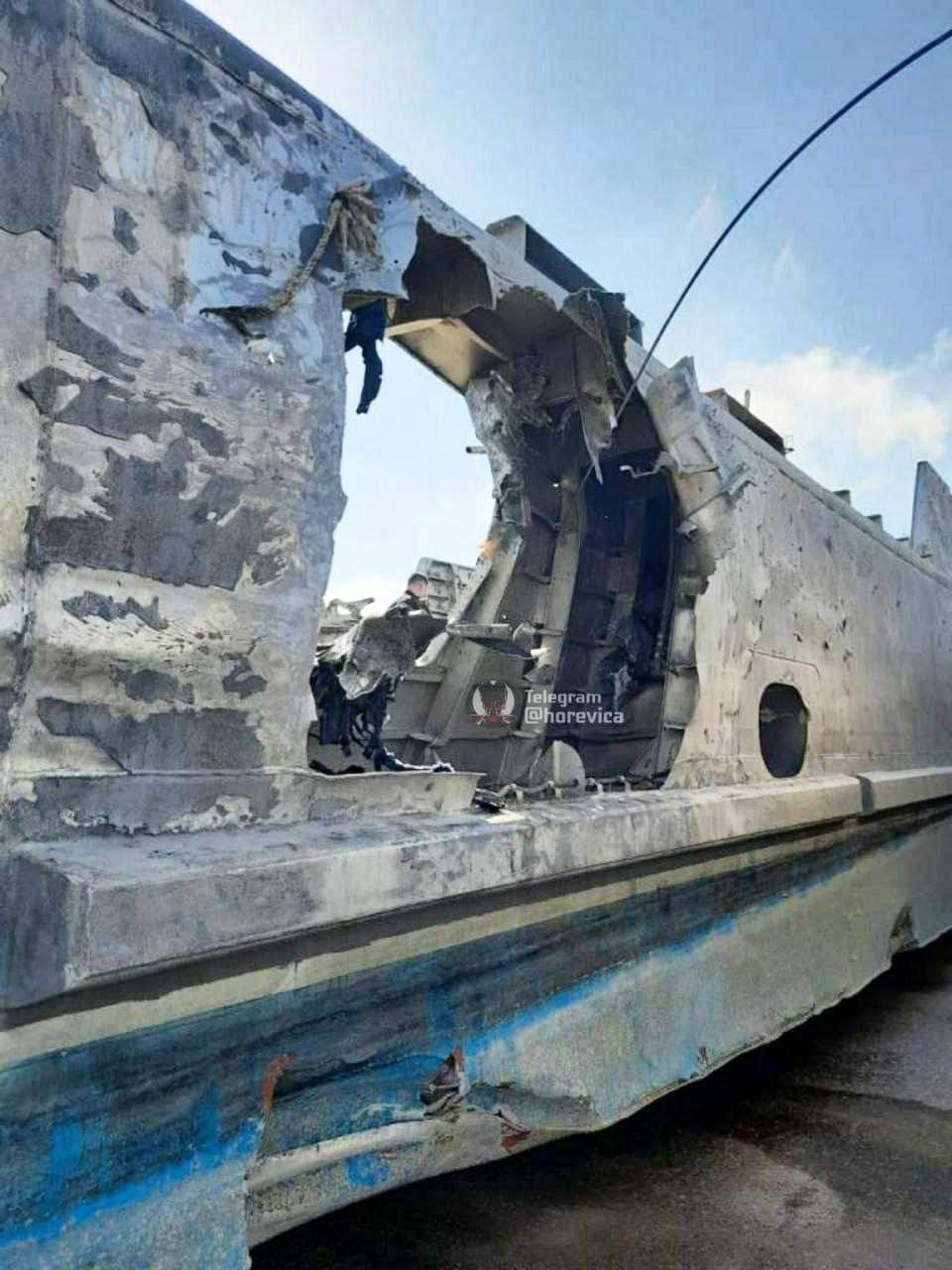 Последствие удара ракеты по десантному катеру "Серна", потопленного возле острова Змеиный, а затем поднятому россиянами
